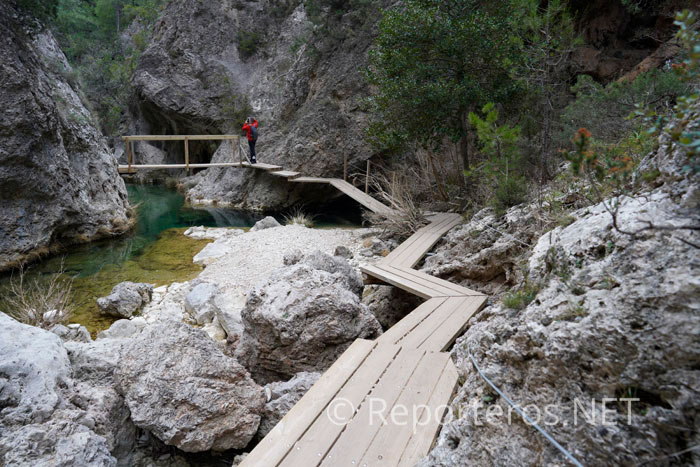 Puente para cruzar al otro lado del cauce Puente para cruzar al otro lado del cauce
