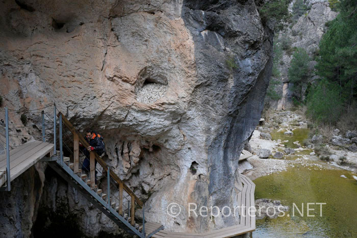 Escaleras para superar el desnivel del río Escaleras para superar el desnivel del río