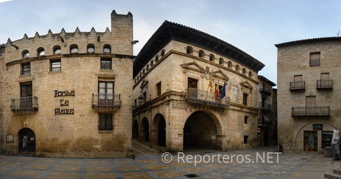 Plaza de Valderrobres. Foto de Pablo Ibáñez. Cortesía de Turismo de Matarraña Plaza de Valderrobres. Foto de Pablo Ibáñez. Cortesía de Turismo de Matarraña