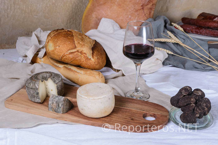 Gastronomía y productos típicos. Foto de Pablo Ibáñez. Cortesía de Turismo de Matarraña Gastronomía y productos típicos. Foto de Pablo Ibáñez. Cortesía de Turismo de Matarraña
