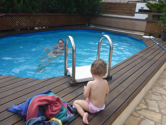 Piscina en la parte de atrás de la casa Piscina en la parte de atrás de la casa