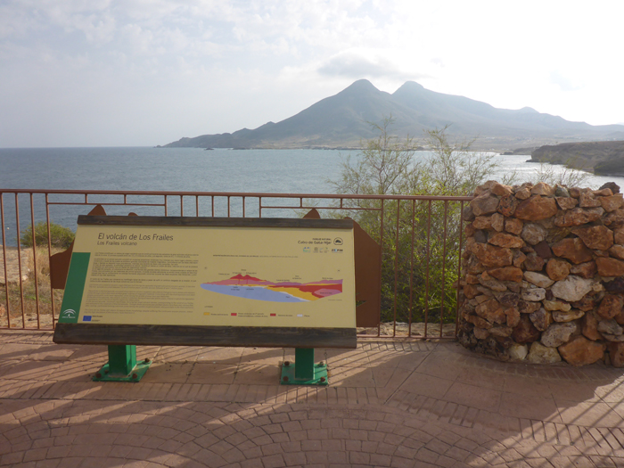 Mirador en la Isleta desde donde se divisa el Volcán de Los Frailes Mirador en la Isleta desde donde se divisa el Volcán de Los Frailes