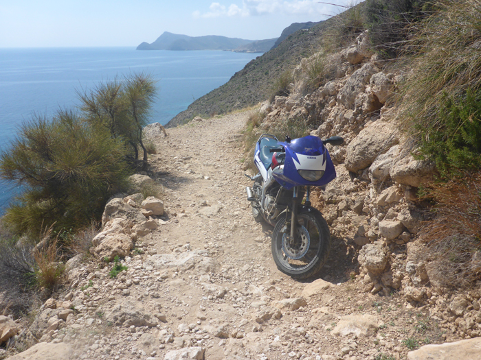 Esta moto está en el sendero de la Cala San Pedro Esta moto está en el sendero de la Cala San Pedro