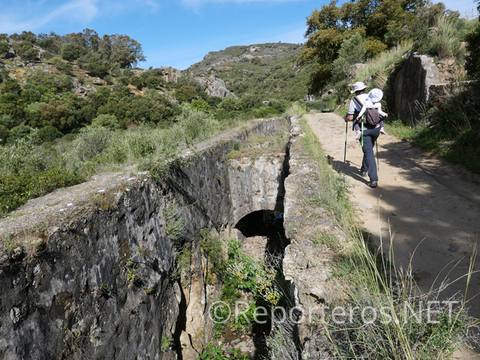 El sendero trascurre a lo largo del canal de la Fábrica de Bombas El sendero trascurre a lo largo del canal de la Fábrica de Bombas
