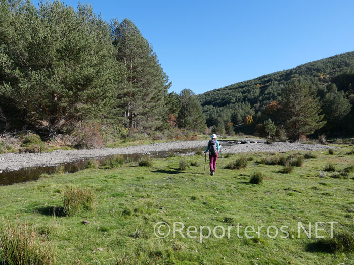 Continuamos paralelo al río Continuamos paralelo al río