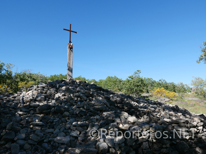 Montículo de piedras en recuerdo a los caminantes Montículo de piedras en recuerdo a los caminantes
