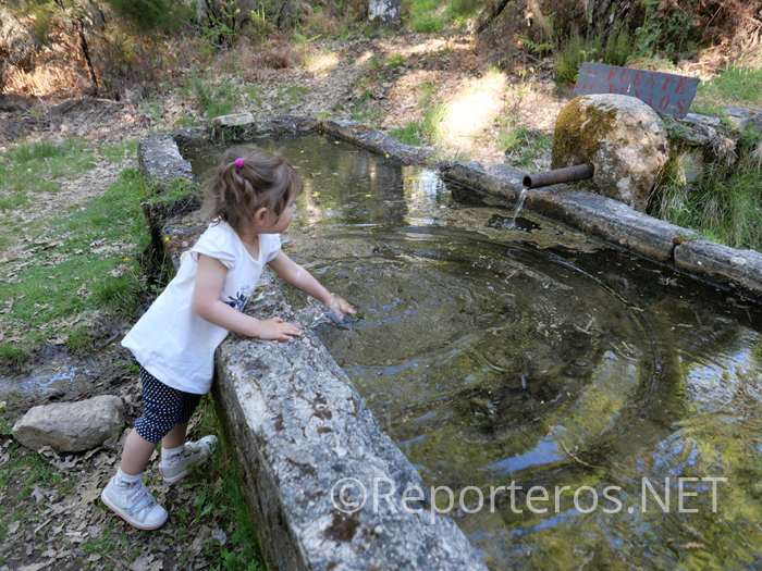 Jugando con el agua en la Fuente de los Venaos Jugando con el agua en la Fuente de los Venaos