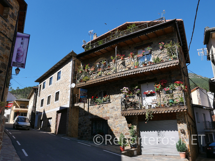 Casas de Las Mestas adornadas de flores Casas de Las Mestas adornadas de flores