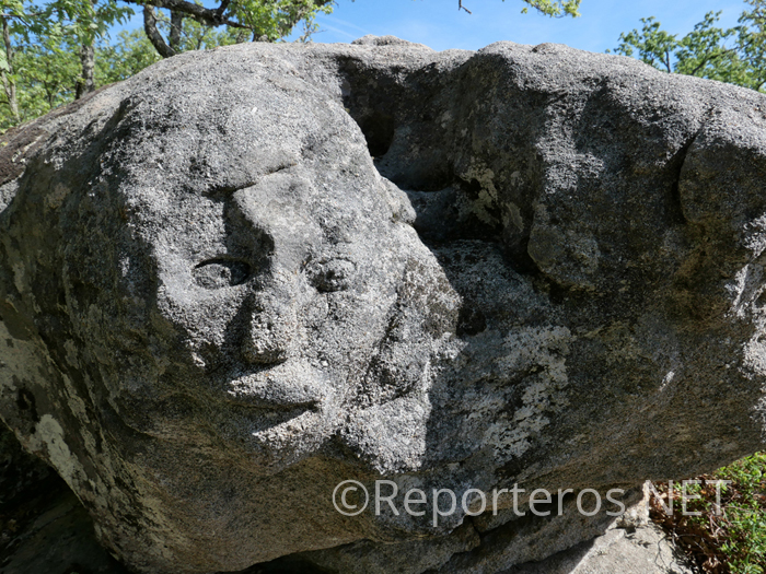 Tomé talla caras y figuras en grandes rocas de granito Tomé talla caras y figuras en grandes rocas de granito