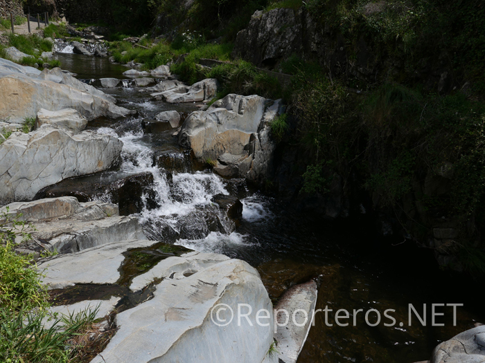El camino a la cascada de la Meancera va acompañado del Río Malvellido El camino a la cascada de la Meancera va acompañado del Río Malvellido