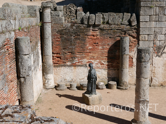 Estatua de una diosa en el Teatro Romano de Mérida Estatua de una diosa en el Teatro Romano de Mérida
