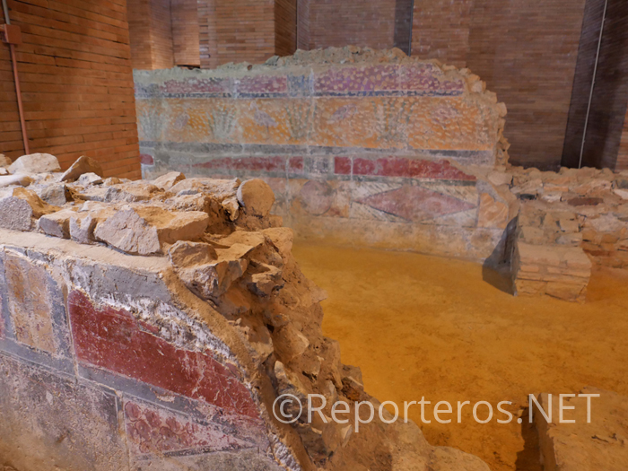 En la cripta se distingue la decoración de las paredes de una casa romana En la cripta se distingue la decoración de las paredes de una casa romana