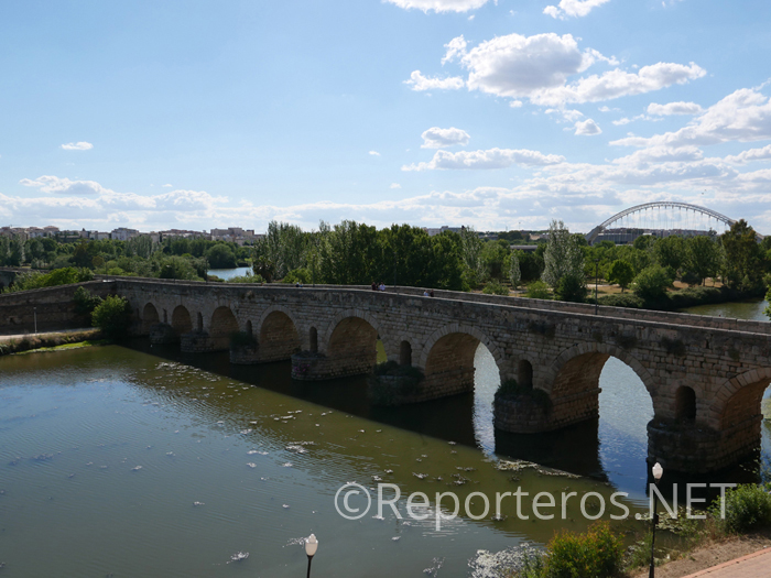 El puente romano se ve perfectamente desde los muros de la Alcazaba El puente romano se ve perfectamente desde los muros de la Alcazaba