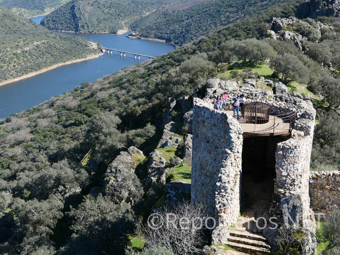 Una de las torres y vistas del paisaje Una de las torres y vistas del paisaje