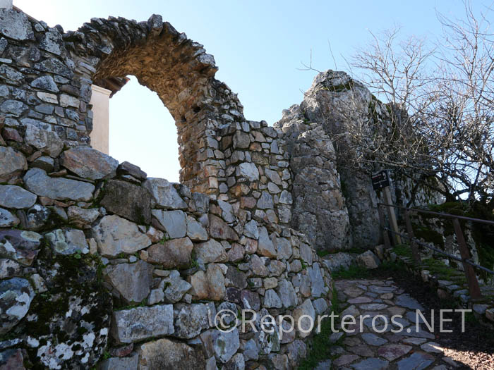 Pasamos por este arco para continuar el sendero Pasamos por este arco para continuar el sendero