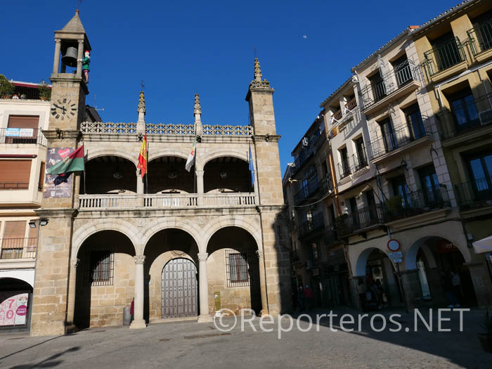 Edificio del Ayuntamiento, con el Abuelo Mayorga en la torre Edificio del Ayuntamiento, con el Abuelo Mayorga en la torre