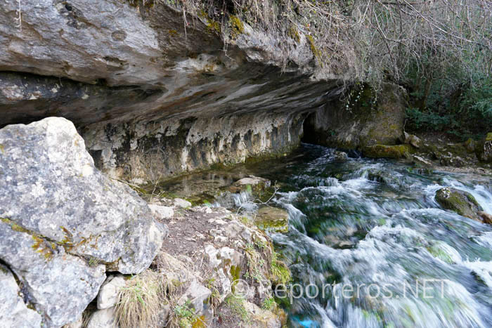 El nacimiento del río Cuervo en una oquedad caliza
