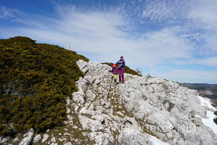 Comenzamos el descenso de la cumbre por una cresta caliza
