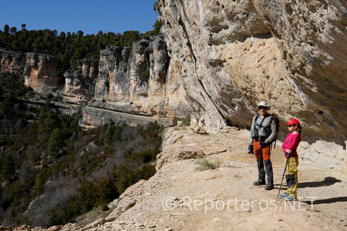 Caminando por el Escalerón, cerca de Uña
