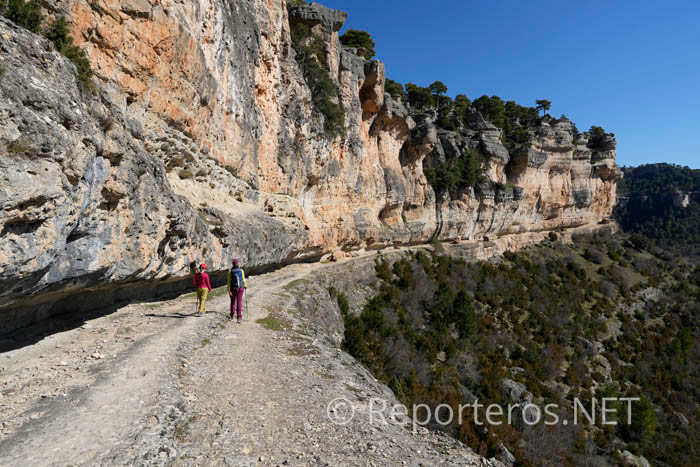 Caminamos por el sendero que recorre la repisa, con precaución