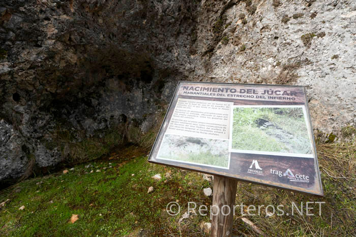 Panel informativo en el nacimiento del Júcar
