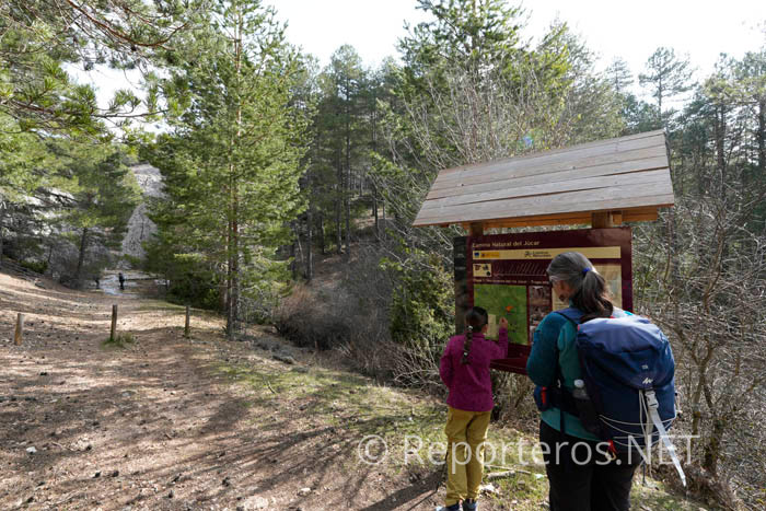 Panel informativo al inicio del Estrecho del Infierno