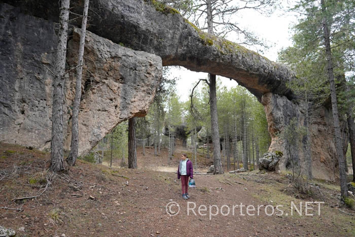 Bajo uno de los puentes de piedra de la Ciudad Encantada