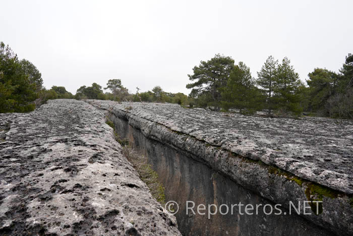 Pasillo entre dos grandes masas de roca