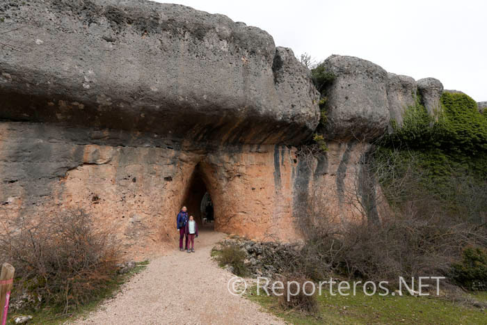 Puerta del convento, con un arco gótico casi perfecto