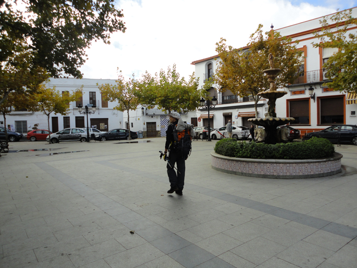 Atravesando la plaza en Jabugo Atravesando la plaza en Jabugo