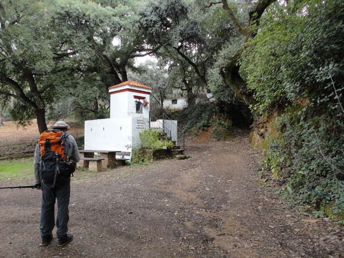 Pequeña ermita al salir de Castaño del Robledo Pequeña ermita al salir de Castaño del Robledo
