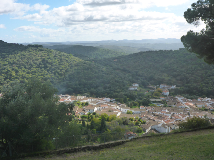 Vistas hacia el pueblo de Alajar Vistas hacia el pueblo de Alajar