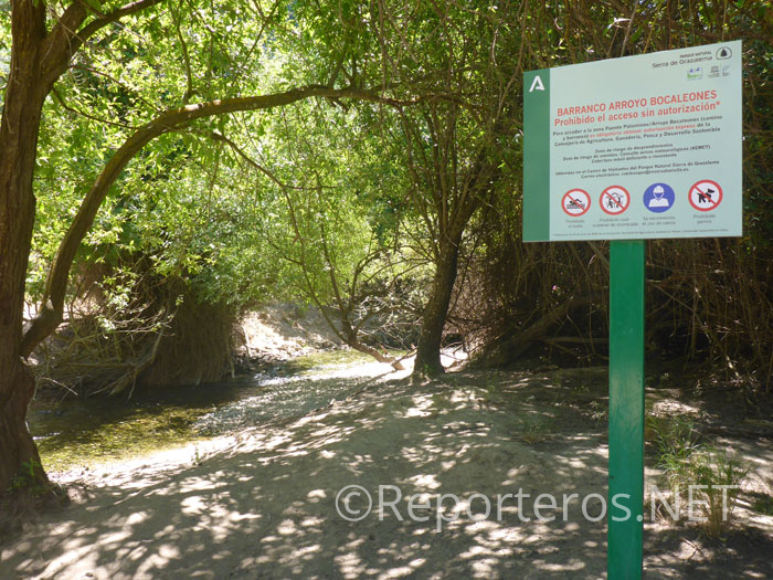 Cartel que advierte de la necesidad de pedir permiso para internarse en el cañón Cartel que advierte de la necesidad de pedir permiso para internarse en el cañón