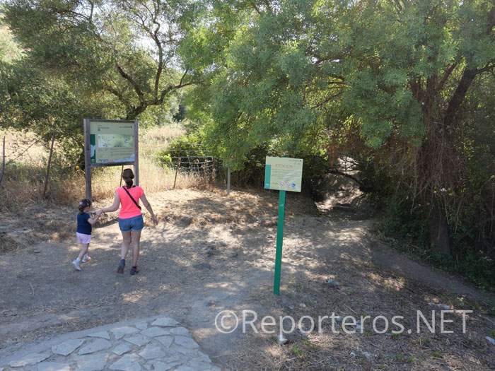 Comienzo del sendero en el pueblo de El Bosque Comienzo del sendero en el pueblo de El Bosque