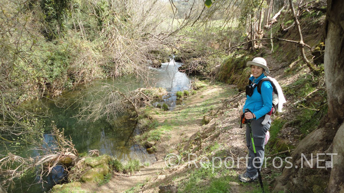 El sendero discurre paralelo al río El sendero discurre paralelo al río