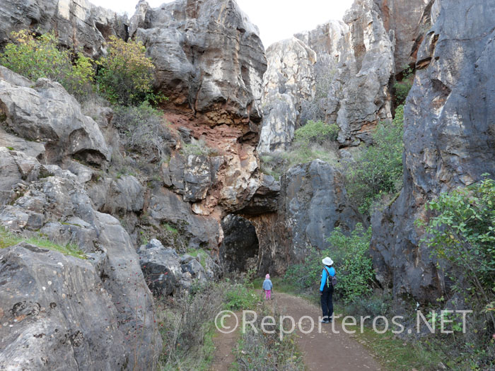 Túnel entre las rocas Túnel entre las rocas