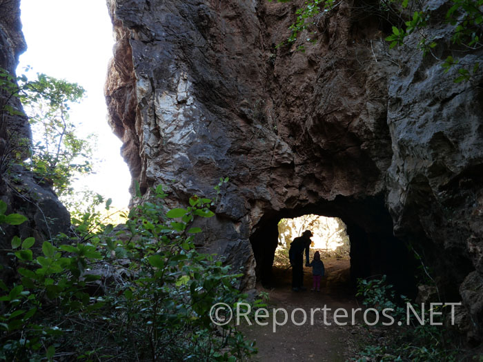 Atravesamos un túnel muy largo y estrecho Atravesamos un túnel muy largo y estrecho
