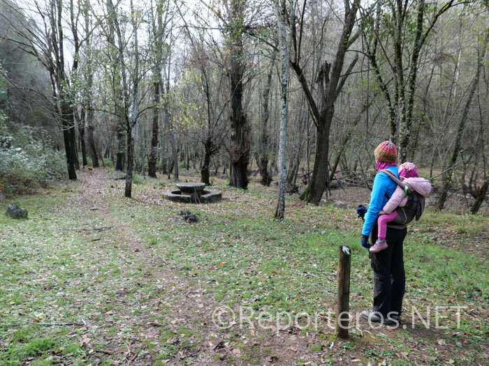 A lo largo del camino encontramos varias áreas recreativas A lo largo del camino encontramos varias áreas recreativas
