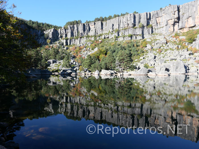 Espectacular visión otoñal de Laguna Negra Espectacular visión otoñal de Laguna Negra
