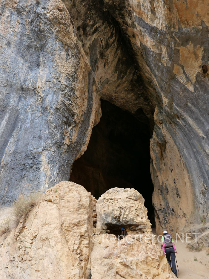 No podemos acceder a la cueva por la acumulación de gente No podemos acceder a la cueva por la acumulación de gente