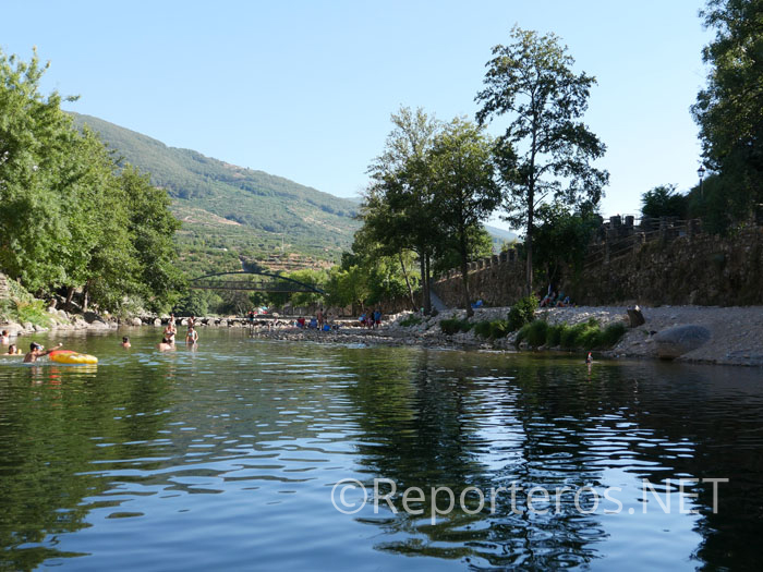 Disfrutando de un refrescante baño en aguas del Jerte Disfrutando de un refrescante baño en aguas del Jerte