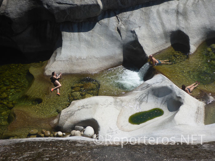 Los bañistas aprovechan las cascadas y pozas para refrescarse Los bañistas aprovechan las cascadas y pozas para refrescarse