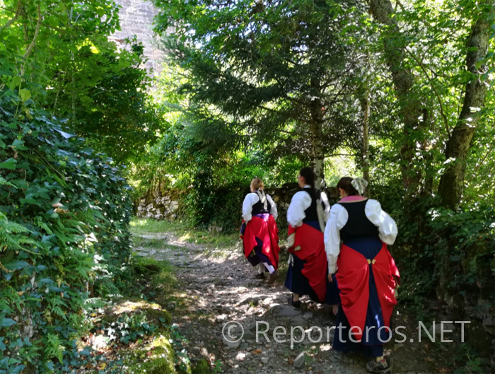 Camino de 'las Golondrinas' jóvenes alpargateras que partían hacia Maule (Francia) a trabajar. Foto cortesía de Ana Rosa, Catalingarde Camino de 'las Golondrinas' jóvenes alpargateras que partían hacia Maule (Francia) a trabajar. Foto cortesía de Ana Rosa, Catalingarde