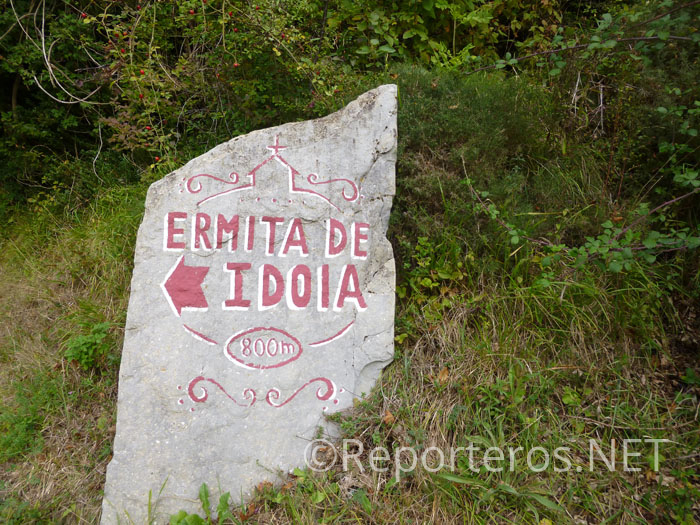 Piedra indicadora de la Ermita de Idoia en la carretera Piedra indicadora de la Ermita de Idoia en la carretera