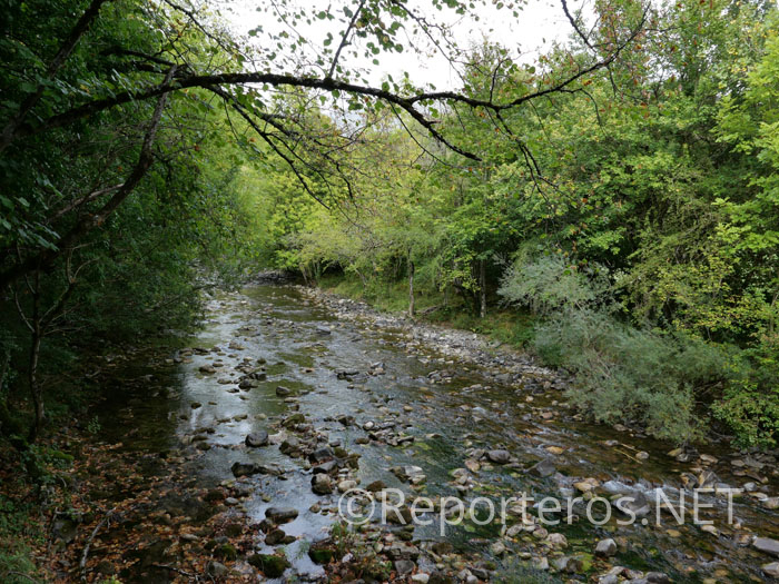 Cruzamos el río Escá Cruzamos el río Escá