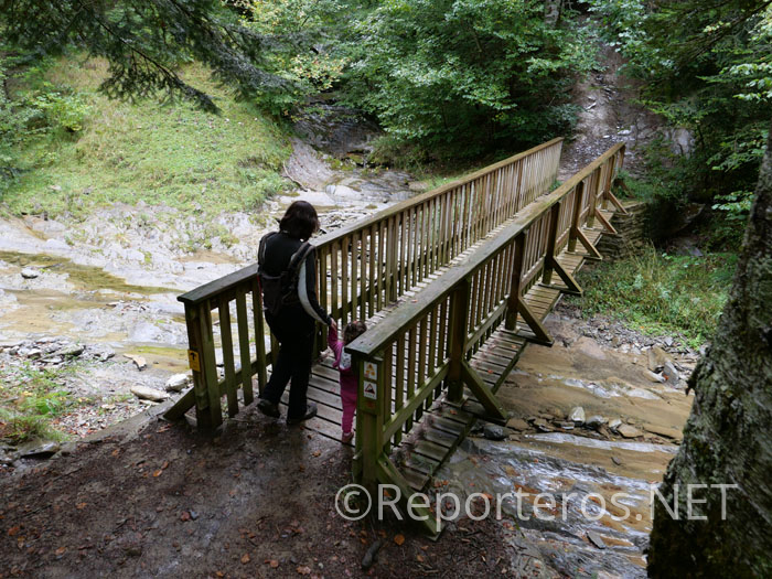Atravesamos un puente de madera Atravesamos un puente de madera