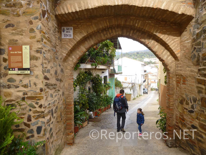 Pasando bajo uno de los arcos de la muralla medieval de Guadalupe Pasando bajo uno de los arcos de la muralla medieval de Guadalupe