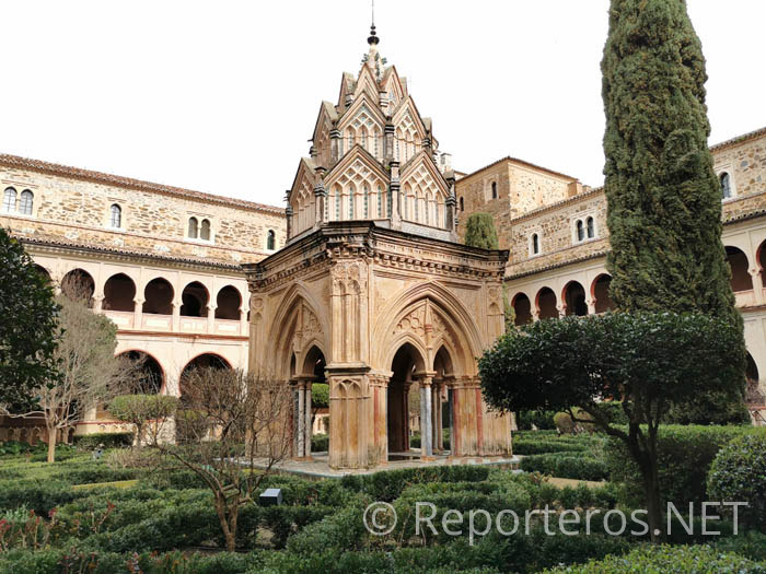 Templete en el patio del claustro Templete en el patio del claustro