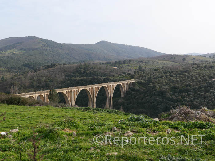 El sendero pasa por el Viaducto de Guadalupe El sendero pasa por el Viaducto de Guadalupe