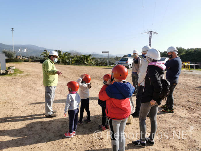 Nos dan un casco para entrar a la mina Nos dan un casco para entrar a la mina